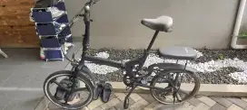 Sepeda lipat hitam dof