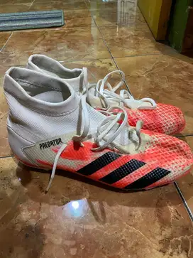 sepatu sepak bola adidas predator high