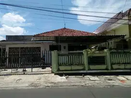 DIJUAL RUMAH USAHA JALAN PENATARAN 26 A BANYUWANGI KOTA RON.Z001