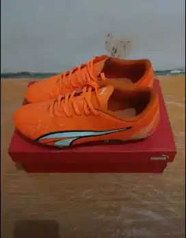 Sepatu bola puma ori