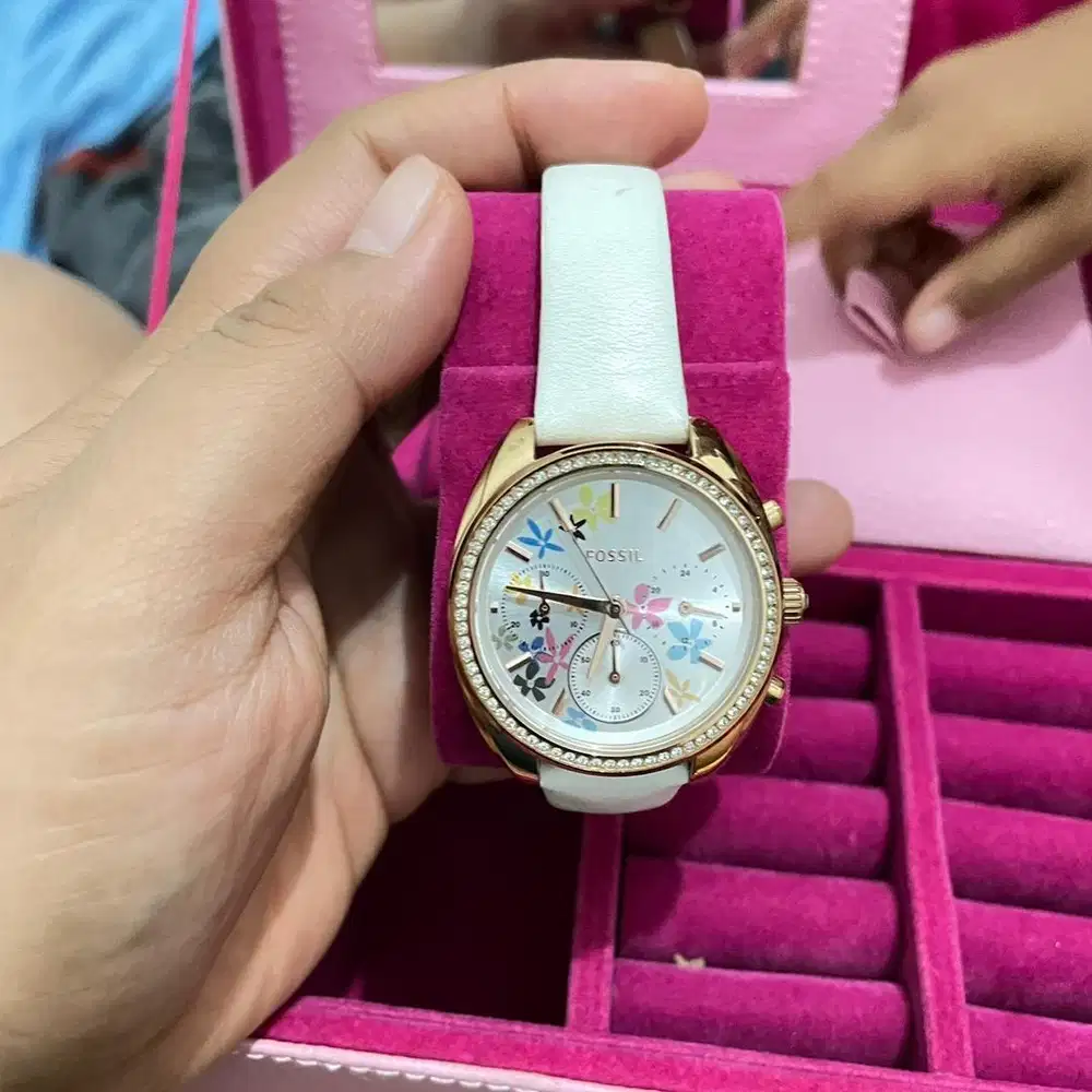 Jam fosil tali putih