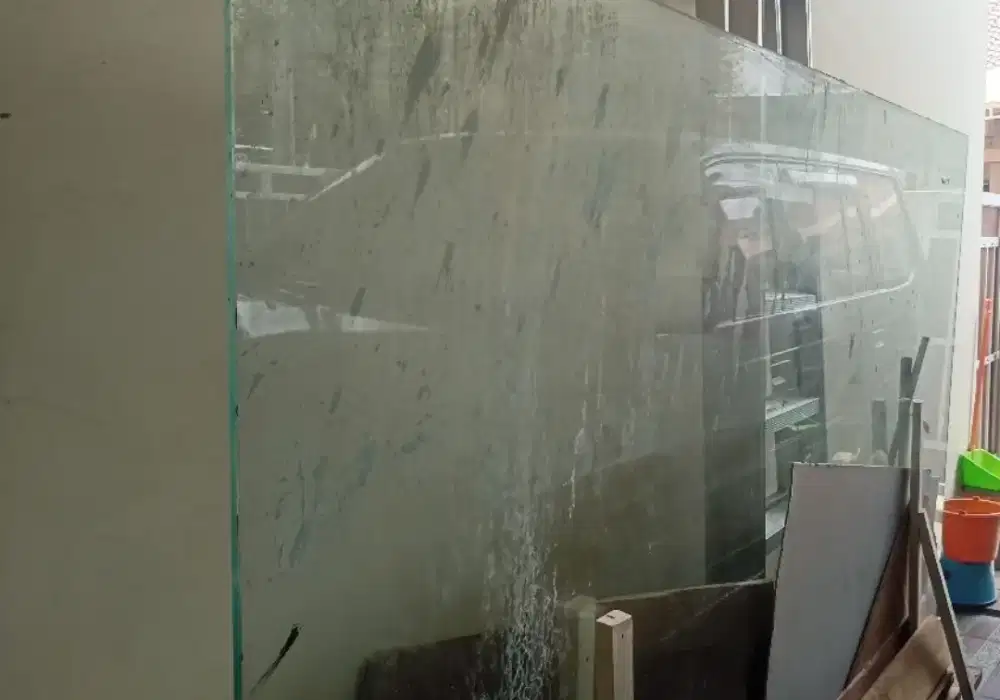 Kaca tempered besar