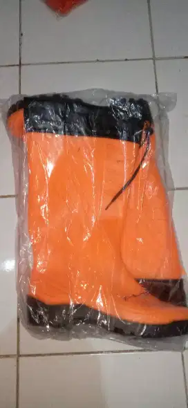 Sepatu boots karet