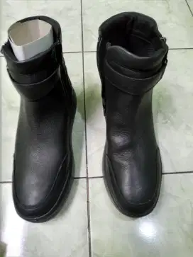 Dijual sepatu boots wanita