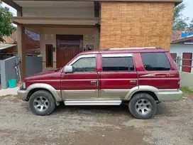 Isuzu panther tahun 1998 merah