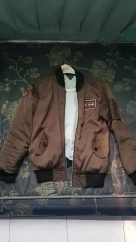 Jaket bomber warna coklat