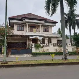 Rumah Historical yang Asri dan Luas di Raffles Hill