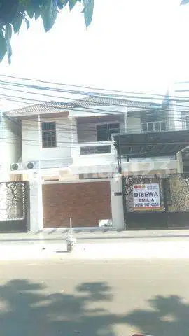 Rumah 2 Lantai Semi Furnished di Janur Elok