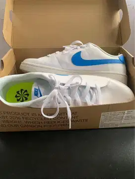 Sepatu Nike court royale