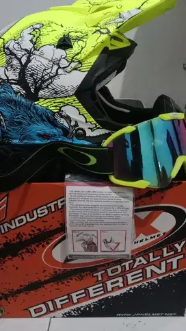 Helm trail jpx sepaket sama kacamata trail