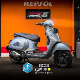 Vespa GTS 300 HPE abu-abu 2021