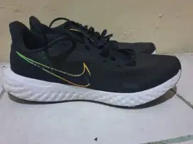 Sepatu lari/running Nike Revolution 5 Original