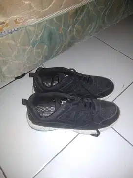 Sepatu model logo warna hitam ukuran 40