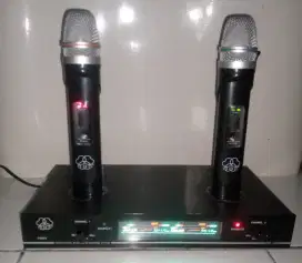 MIC WIRELESS MERK TERNAMA MERK BBS UHF -600 LCD ADA 2 MIC,1 RECEIVER