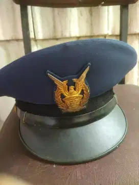3 topi militer antik