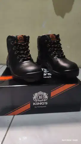 Sepatu safety baru