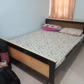 Tempat tidur kayu jati