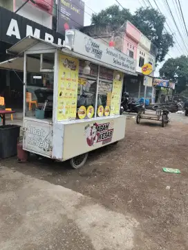 Karyawan jualan kebab burger