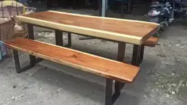 Meja makan kayu solid