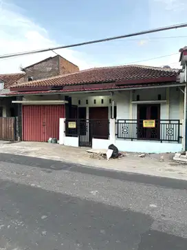 Rumah Tepi Jalan Aspal Lebar di Berbah
