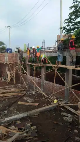 Tukang bangunan borong atau harian