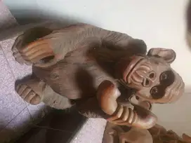 Patung Simpanse sedang menelpon