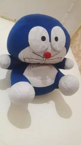 Boneka besar doraemon