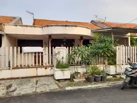 RUMAH DALAM KOMPLEK PESANGHRAHAN BINTARO JAKSEL JARANG ADA