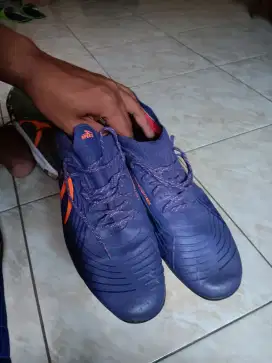 Sepatu bola specs