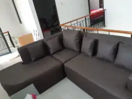 Sofa L kulit warna coklat tua  tanpa meja uk -+ 2,2mx 2,3m