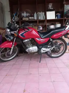 Dijual motor Suzuki Thunder th 2005 kondisi mulus