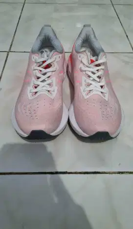 Sepatu lari Asics novablast 4