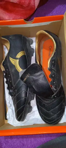 Sepatu bola ortus