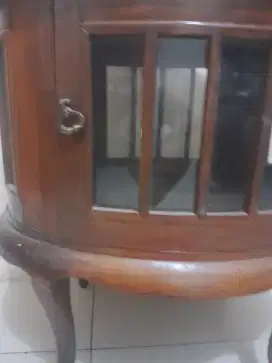 Meja bunder antik
