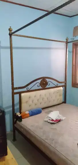 Tempat tidur besi