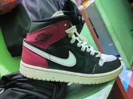 AIR JORDAN 1 MID NOBLE RED