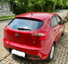 KIA RIO SE 1.4 2012 AT MERAH