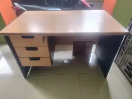 Meja kantor bahan kuat bagus