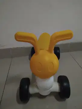 Mainan kelinci dorong