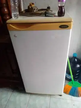Kulkas 1 pintu merek Sanyo