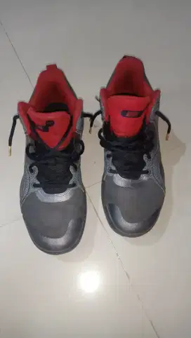 Sepatu NIKE original warna hitam merah