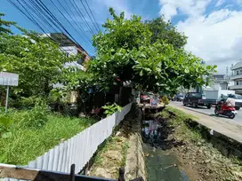 pinggir jalan raya Adisucipto (perbatasan Imam Bonjol)