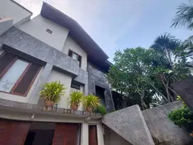 Pondok Indah, rumah modern tropical dengan high celling dan kebun luas