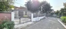 Rumah dengan halaman luas, kondisi terawat dan siap huni di Cimanggu,