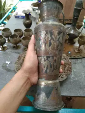 Vas bunga kuningan dari mesir