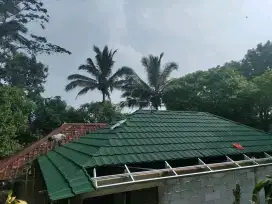 PEMASANGAN ATAP RUMAH BAJA RINGAN TERPASANG
