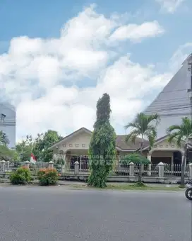 RUMAH DG HALAMAN LUAS PINGGIR JALAN KARYA MEDAN BARAT