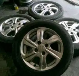 Dijual 1 set Velg Ori berikut Ban preloved honda Brio tipe E 2018