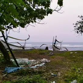 tanah dengan los pantai pasir hitam