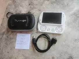 Playstation Portable PSP Go White 16GB Full Game 24